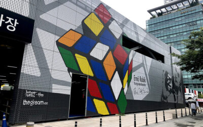 Rubik-kockát ábrázoló falfestmény készült Szöul központjában 