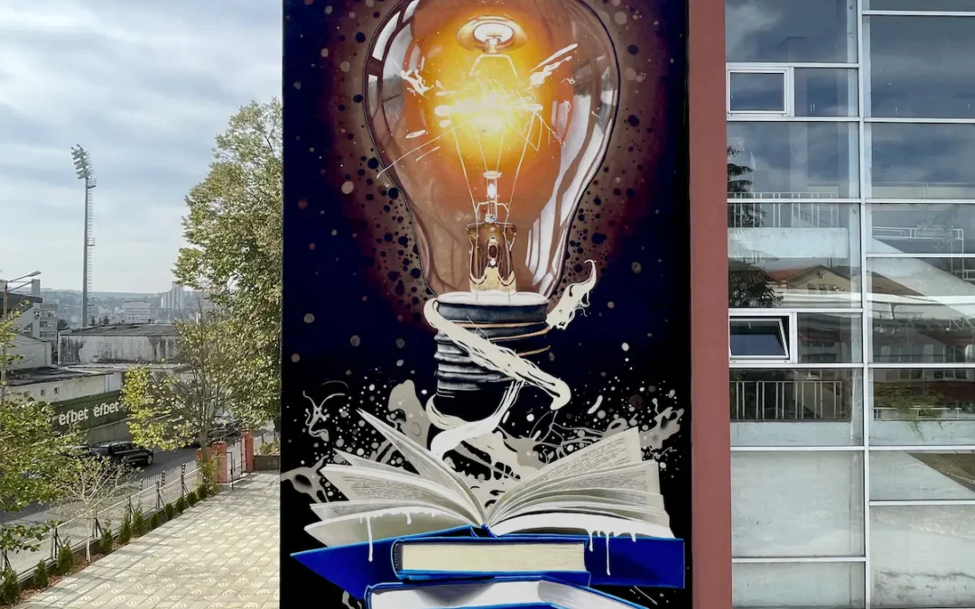 A tudás és gondolatok szimbólumai jelennek meg egy iskola falain Bulgáriában